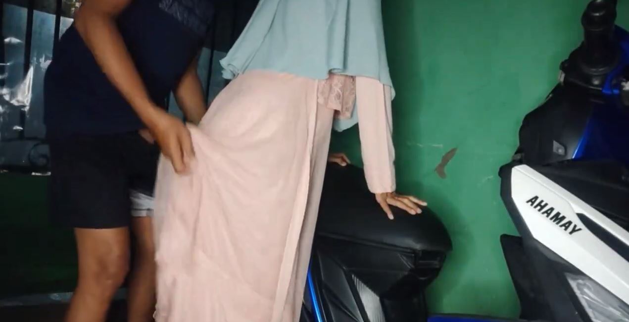 Viral Jilbab Kepalang S4nge Wik Wik Di Atas Motor Depan Rumah