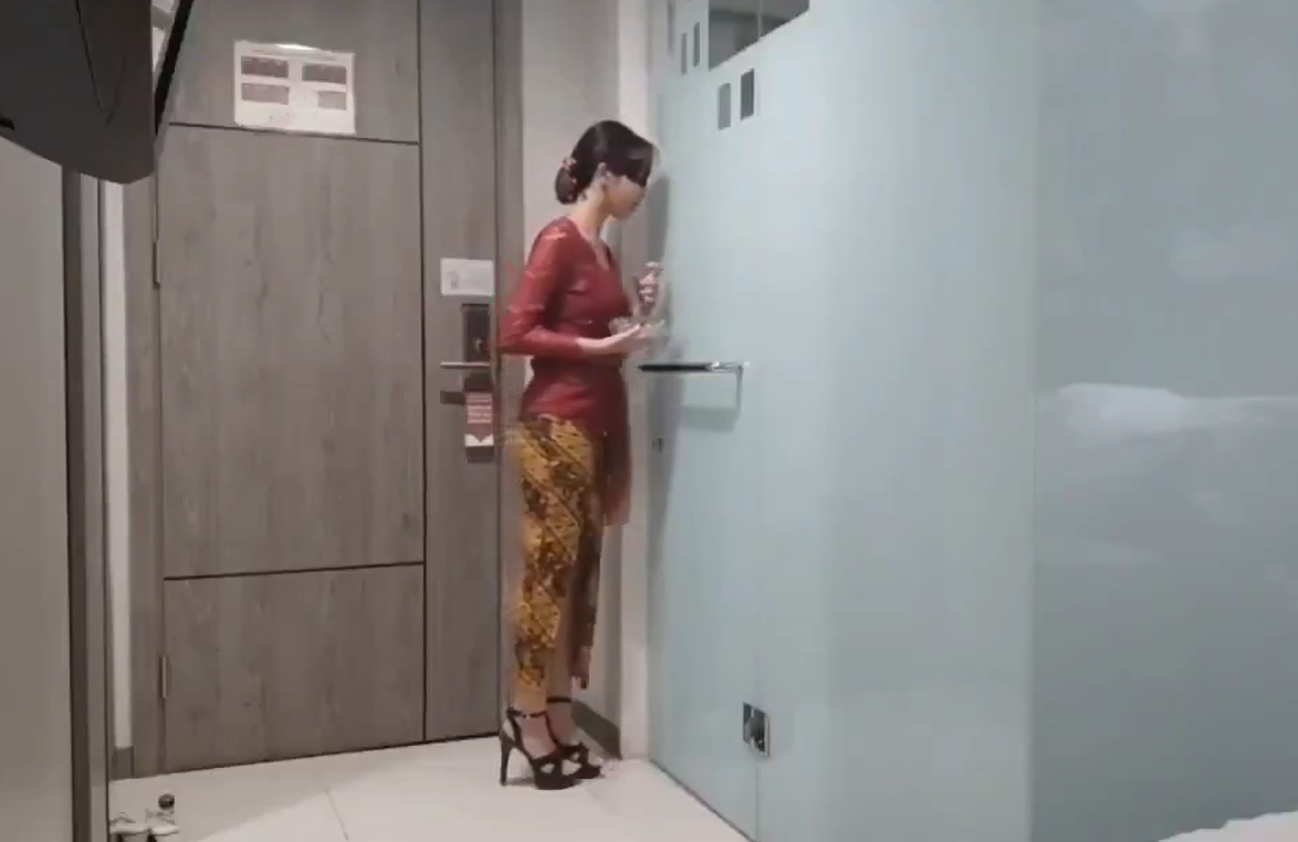Yang Lagi Viral Pelayan Hotel Kebaya Merah Yang Bikin Om Bergairah Pingin Icip Icip